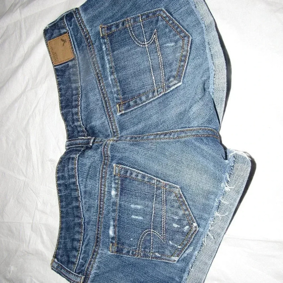 AMERICAN EAGLE Medium Wash Distressed Shorts Sz 4 - Picture 2 of 4